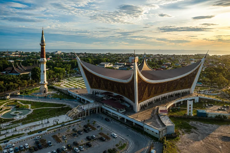 7 Fakta Kota Padang, dari Angkot Balap hingga Maldives Indonesia!