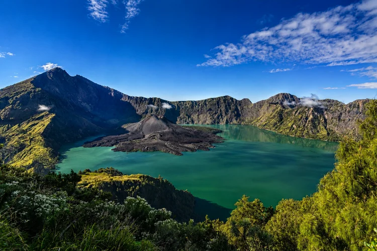Gunung Rinjani dan Legenda Mistis Dewi Anjani